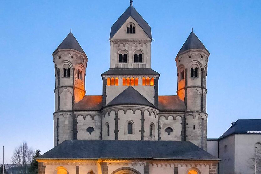 Herzstück der Klosteranlage: Die sechstürmige Basilika gilt als eine der schönsten romanischen Baudenkmäler des Landes. 