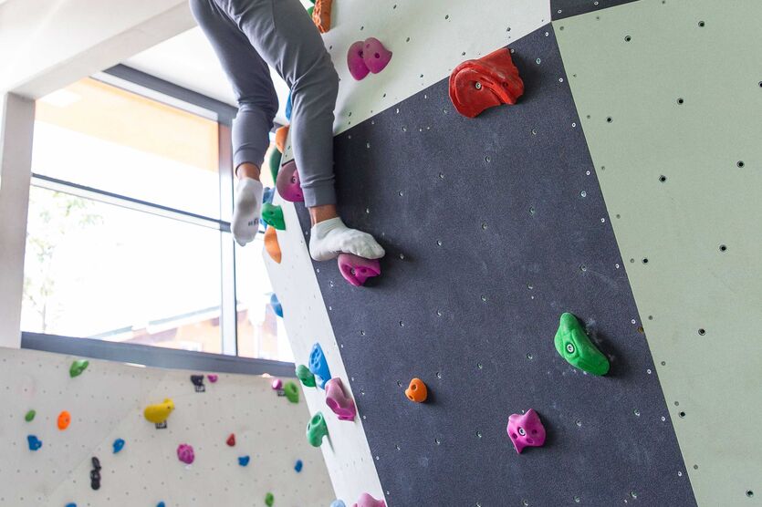 Beim Indoor-Bouldern ist Kraft und Geschicklichkeit gefragt 