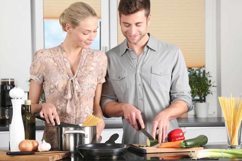 Wer gerne kocht, kann mit diesen Tipps viel Strom sparen und klimafreundlich kochen.	